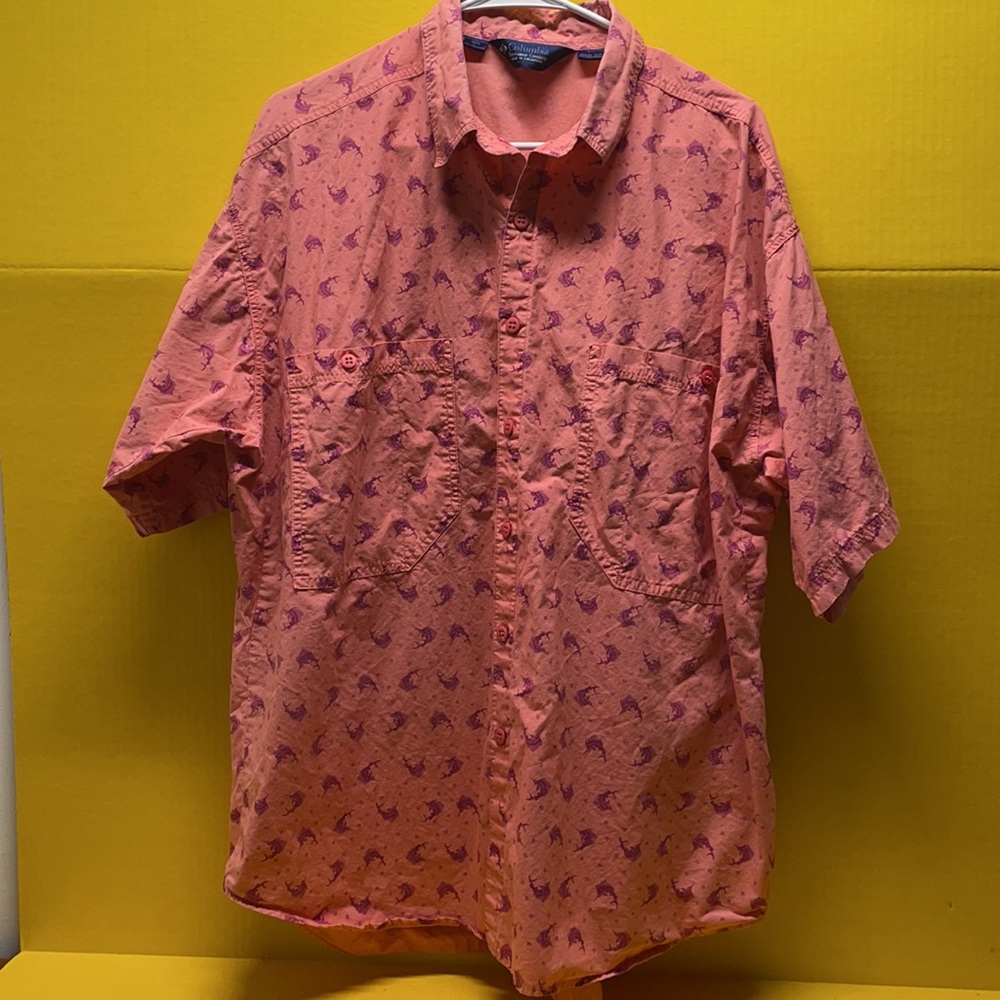 Columbia men’s large button down short sleeve shirt, pink/salmon color w/ design